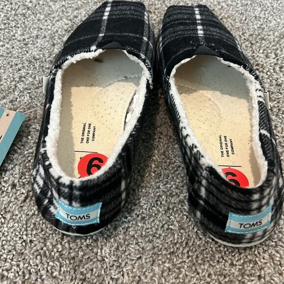 TOMS BLACK WHITE WOMENS FAUX SHEARLING SHOES Size 6 Belmont Slip‎ On Comfy Soft - Picture 2 of 16